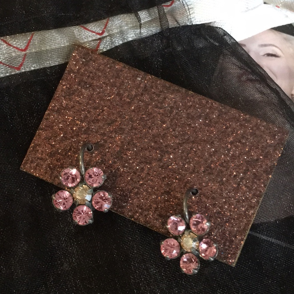 Sabika How Sweet daisy drop earrings